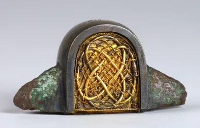 Anneau saxon tardif, probablement c.7e siècle (détail)